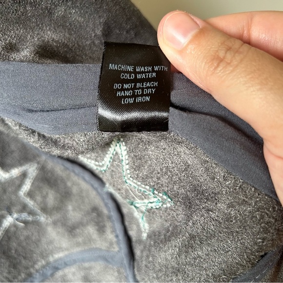 The Impeccable Pig Olivaceous faux suede cropped moto jacket with star appliqué - Picture 10 of 11